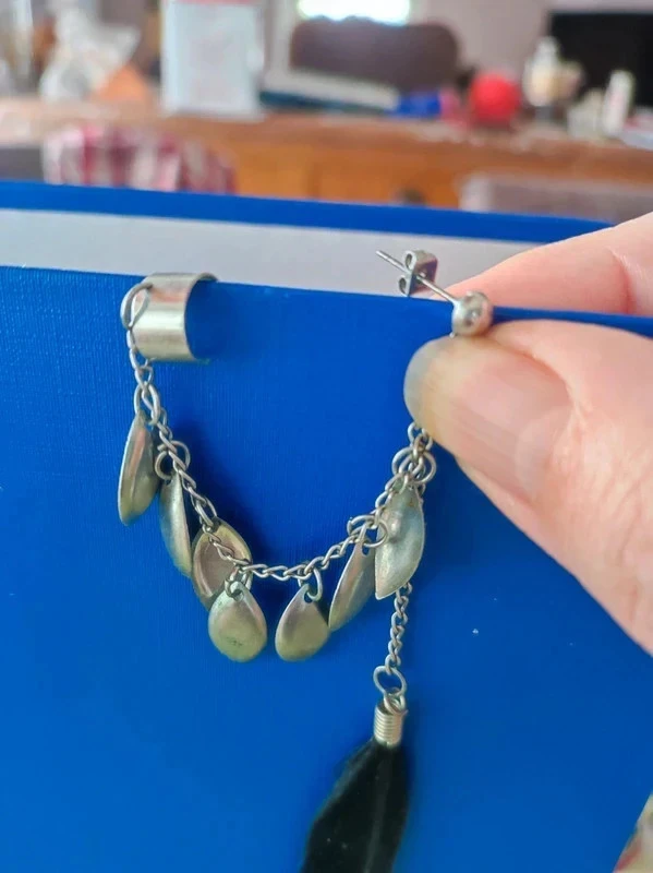 Brand new silver buckle and black feather – photo 6